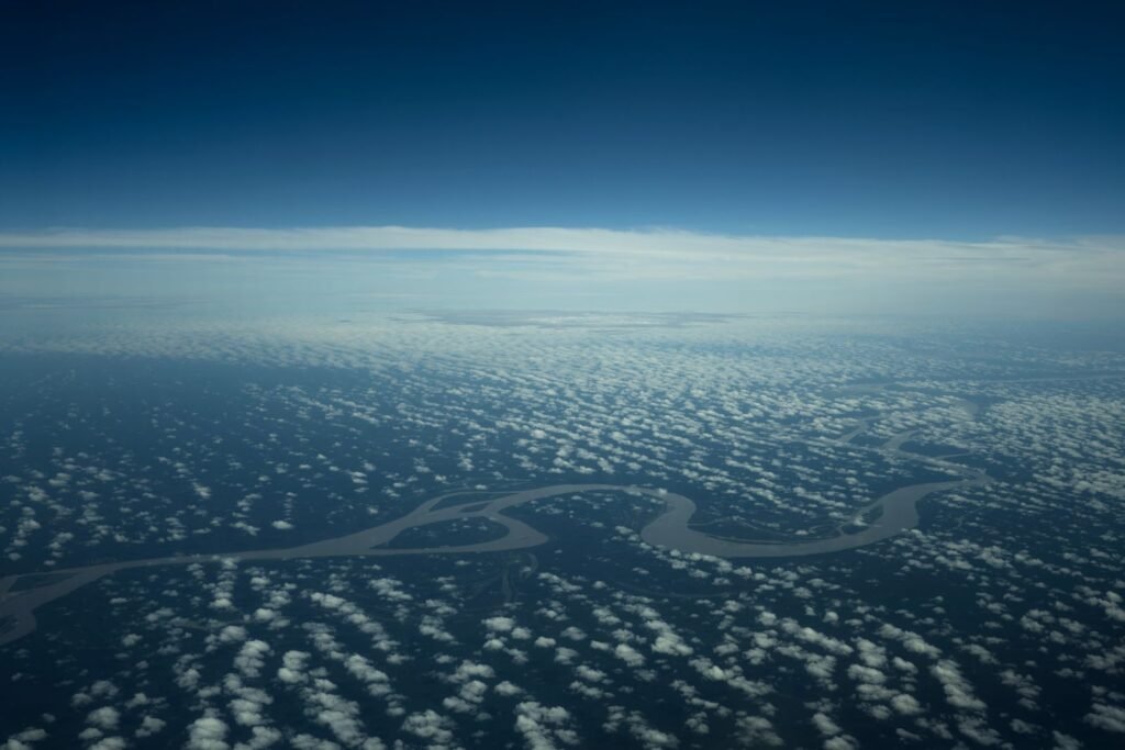 Vista aérea de rio na floresta amazônica