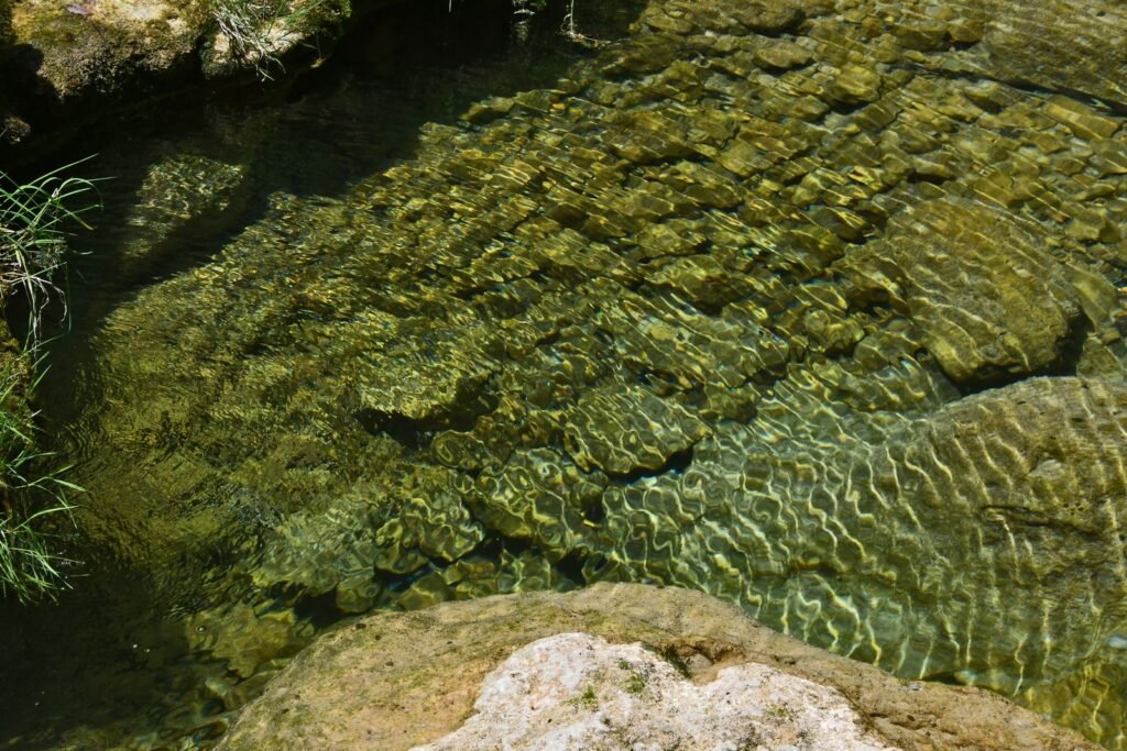 Rio cristalino correndo entre pedras