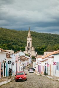 Rua de paralelepípedos levando a igreja histórica
