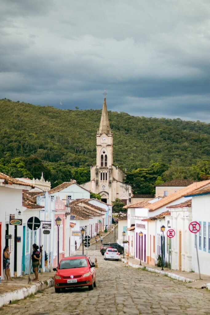 Rua de paralelepípedos levando a igreja histórica