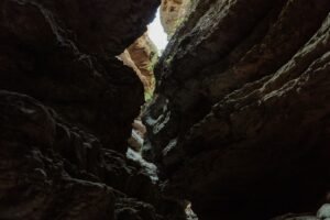 Formações rochosas em caverna de calcário