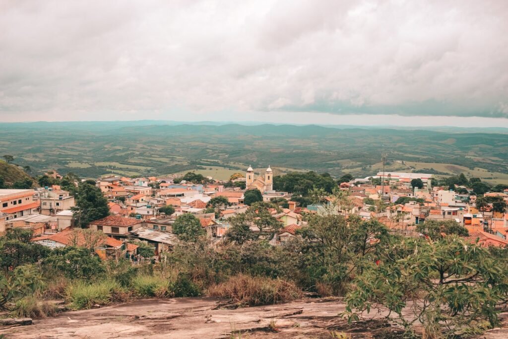 Panorama de São Thomé das Letras com casario e serras