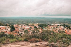 Panorama de São Thomé das Letras com casario e serras