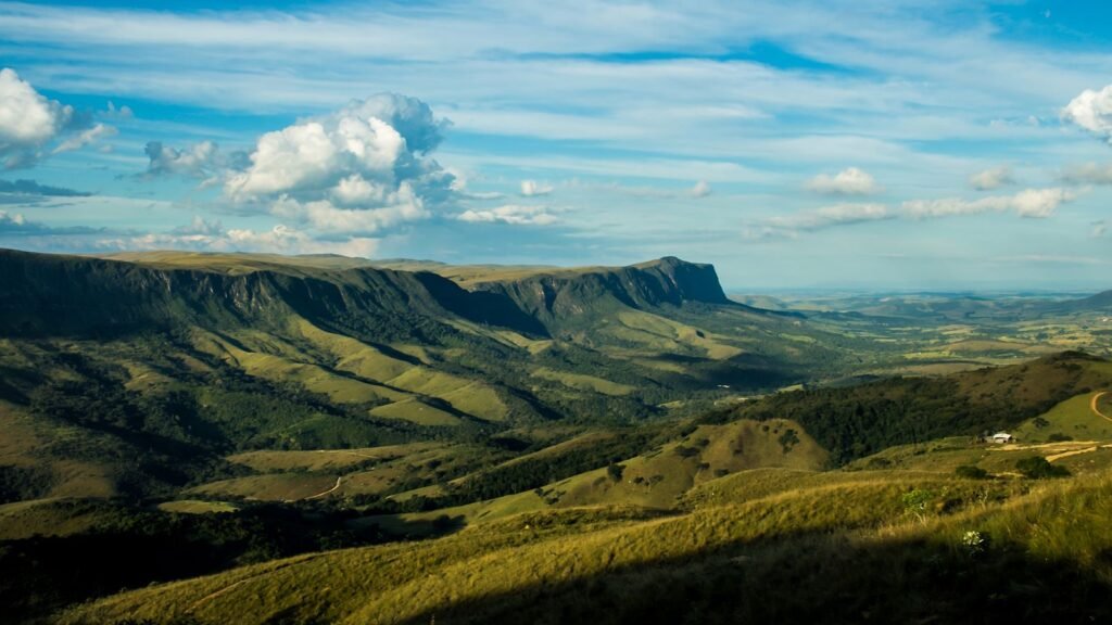 Colinas e vales da Serra da Canastra sob céu azul
