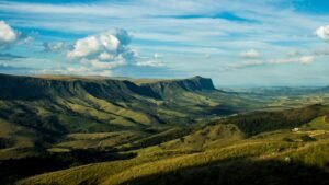Colinas e vales da Serra da Canastra sob céu azul