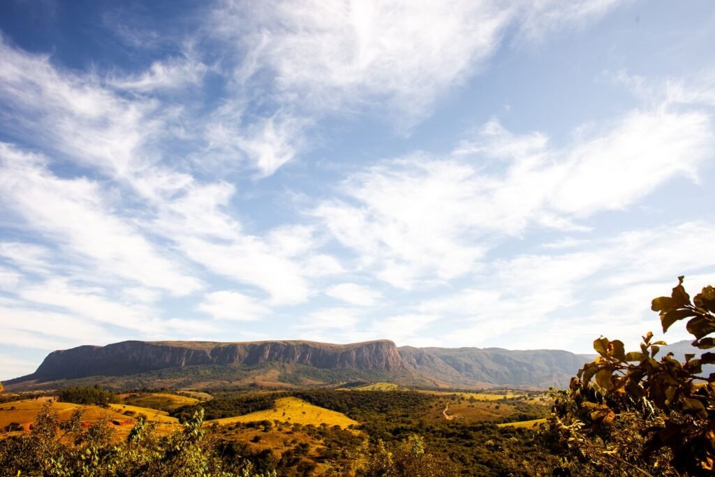 Serras verdes sob céu azul na região da Chapada dos Veadeiros