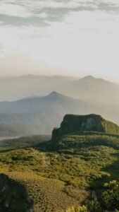 Montanhas verdes na luz da manhã