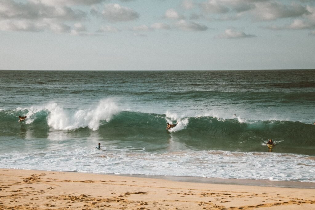Surfistas pegando onda em dia de sol