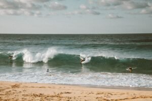 Surfistas pegando onda em dia de sol