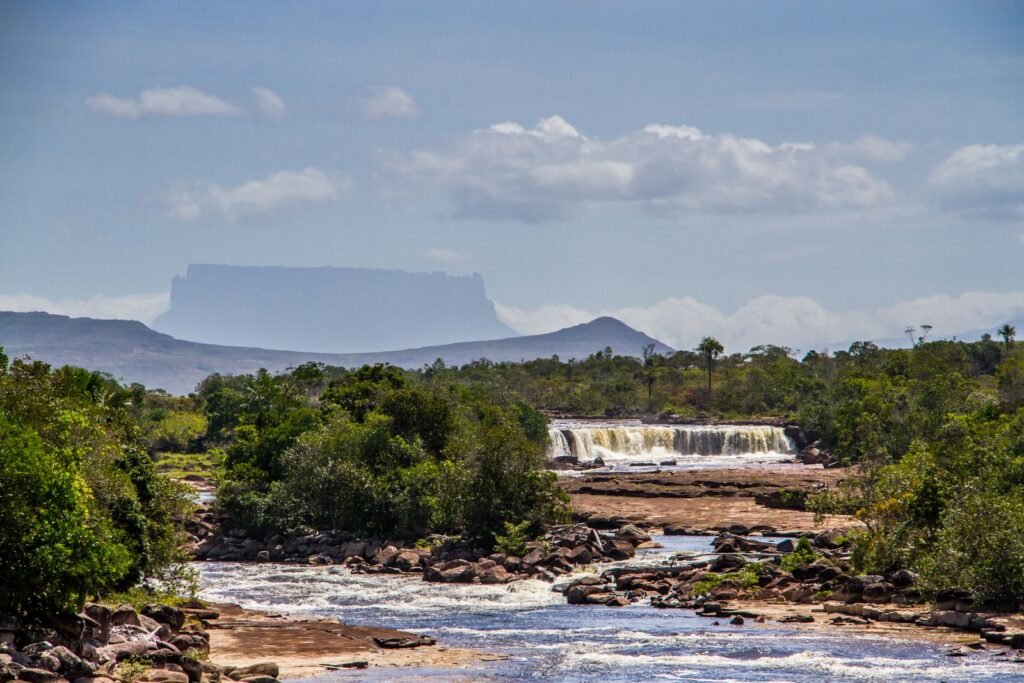 Cachoeira e tepui ao fundo no Parque Nacional Canaima