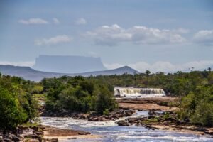 Cachoeira e tepui ao fundo no Parque Nacional Canaima