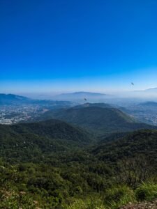 Montanhas verdes e cidade do Rio vistas da Tijuca