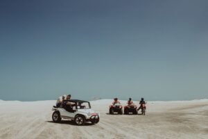 Veículos 4x4 atravessando terreno arenoso no litoral do Ceará, trecho da Rota das Emoções