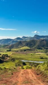 Caminho de terra entre campos e montanhas