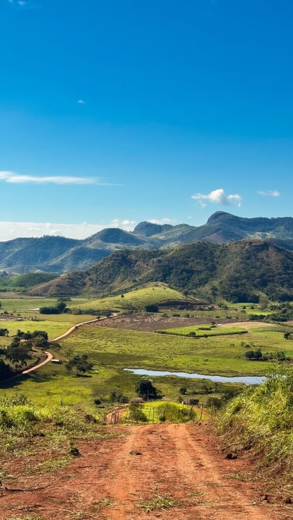Caminho de terra entre campos e montanhas