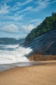 Ondas quebrando em costão rochoso em Ubatuba