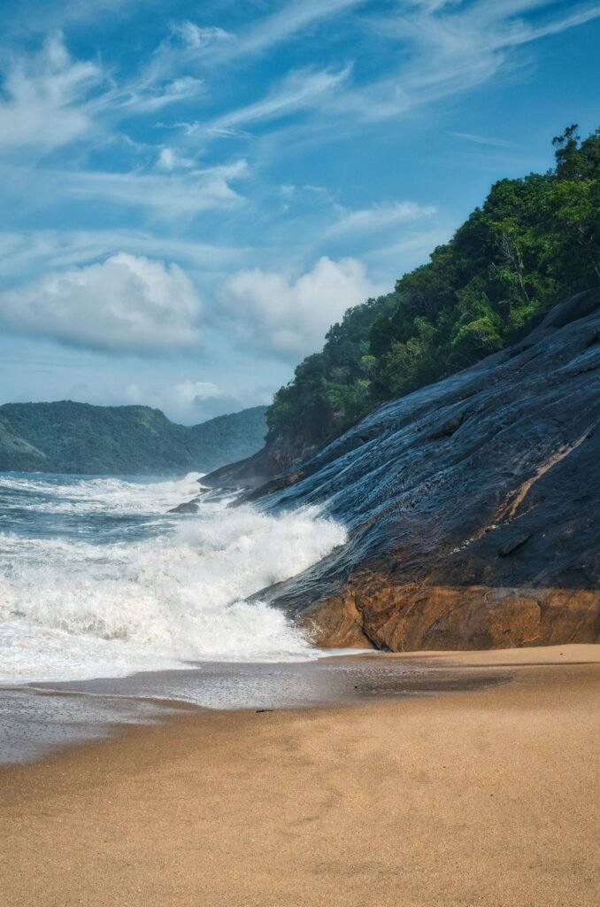 Ondas quebrando em costão rochoso em Ubatuba