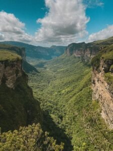 Vales profundos e paredões imponentes na região do Vale do Pati, Chapada Diamantina