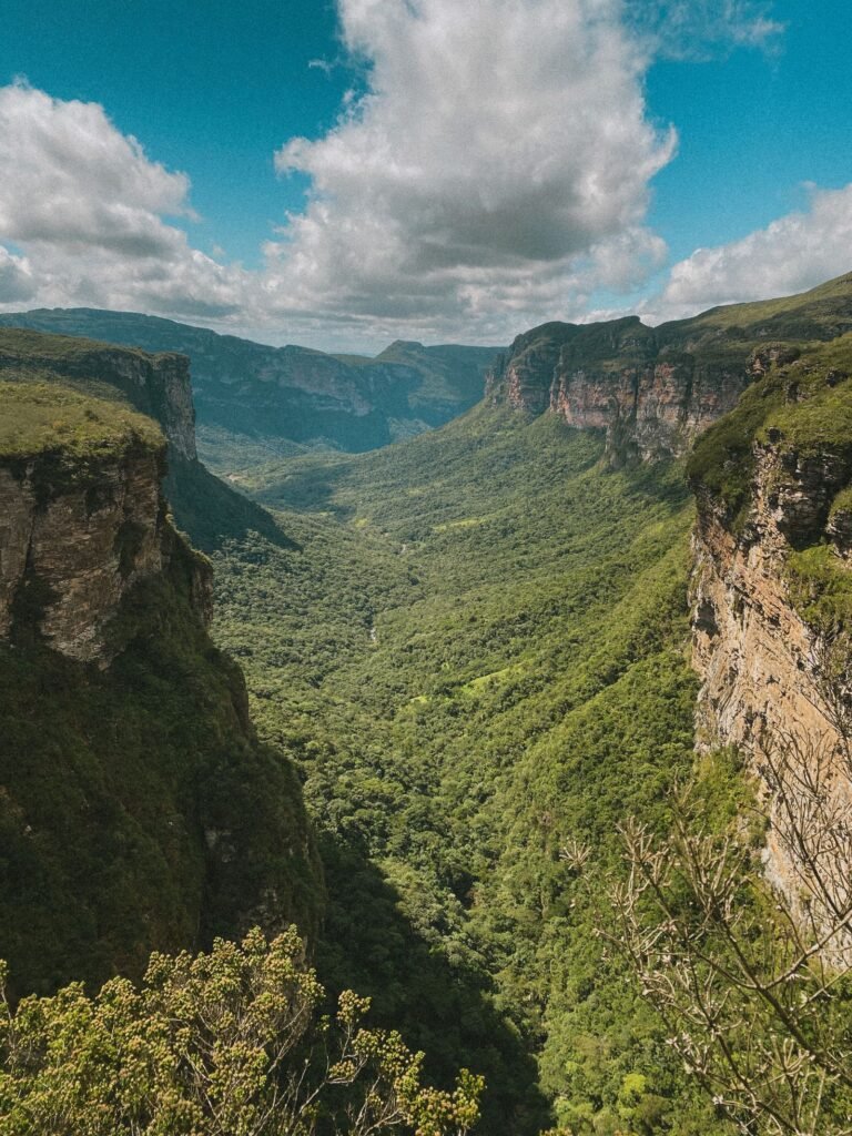 Vales profundos e paredões imponentes na região do Vale do Pati, Chapada Diamantina