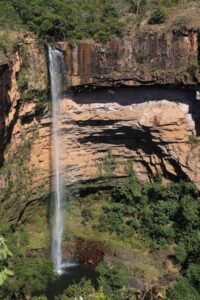 Cachoeira Véu de Noiva despencando do paredão em meio à mata na Chapada dos Guimarães